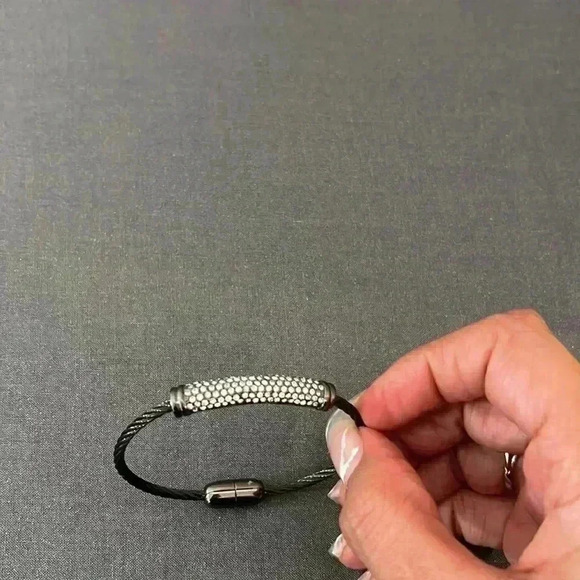 Black/pewter magnetic closure bracelet - Picture 3 of 3